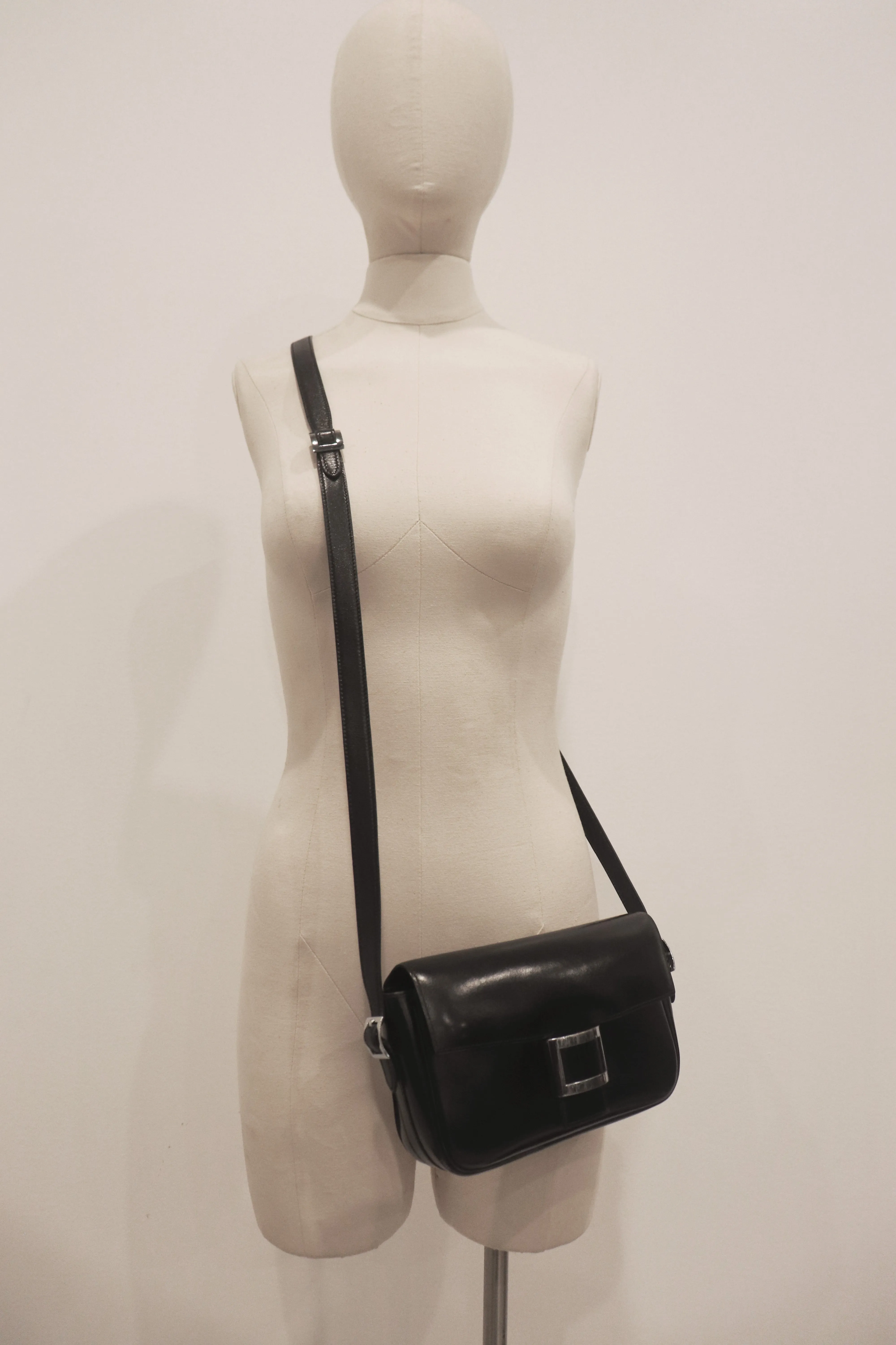 HERMÈS Black Leather Crossbody Bag with Silver Buckle and Adjustable Strap