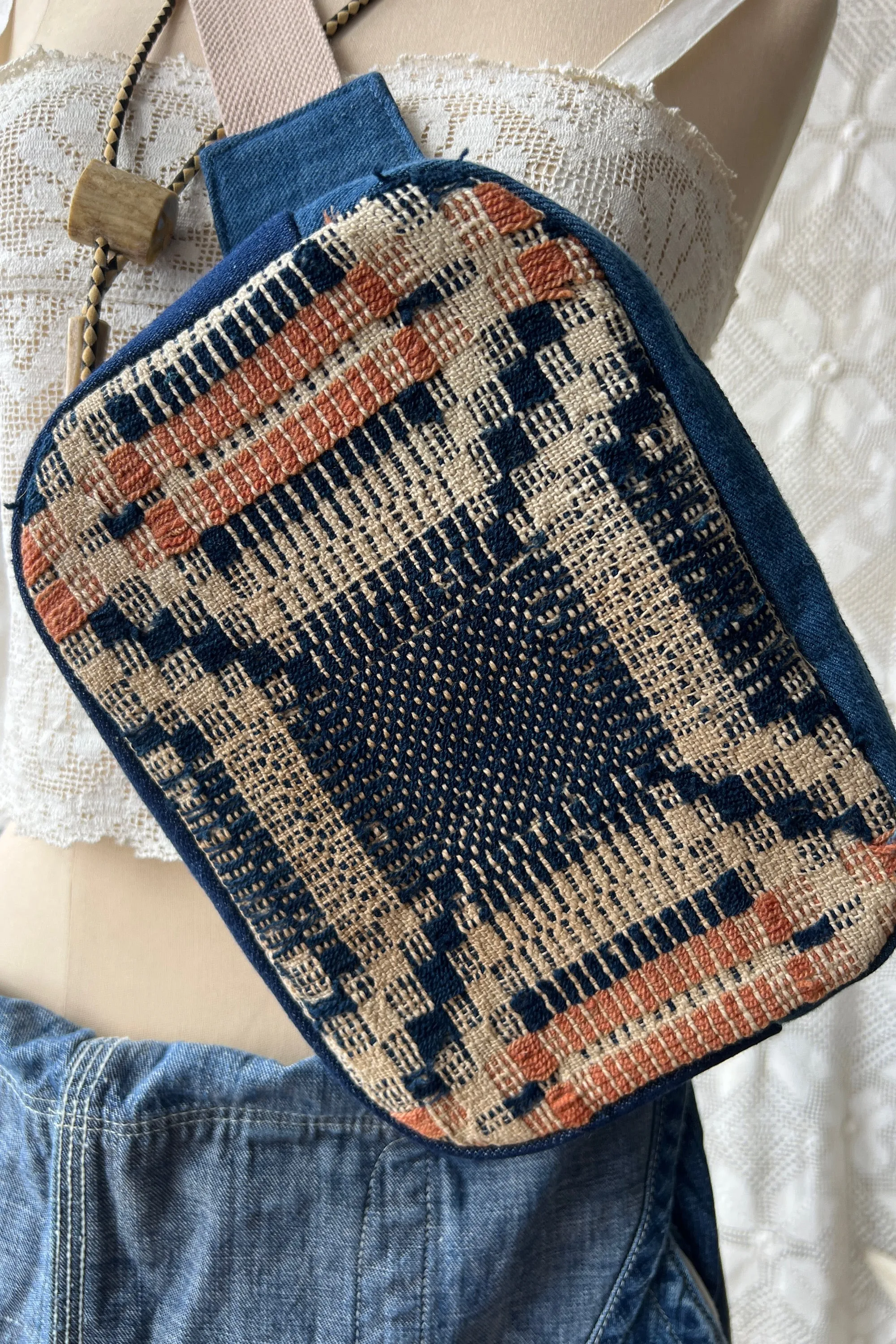HF197 The Highlands Foundry Indigo/Red Coverlet Crossbody Bag